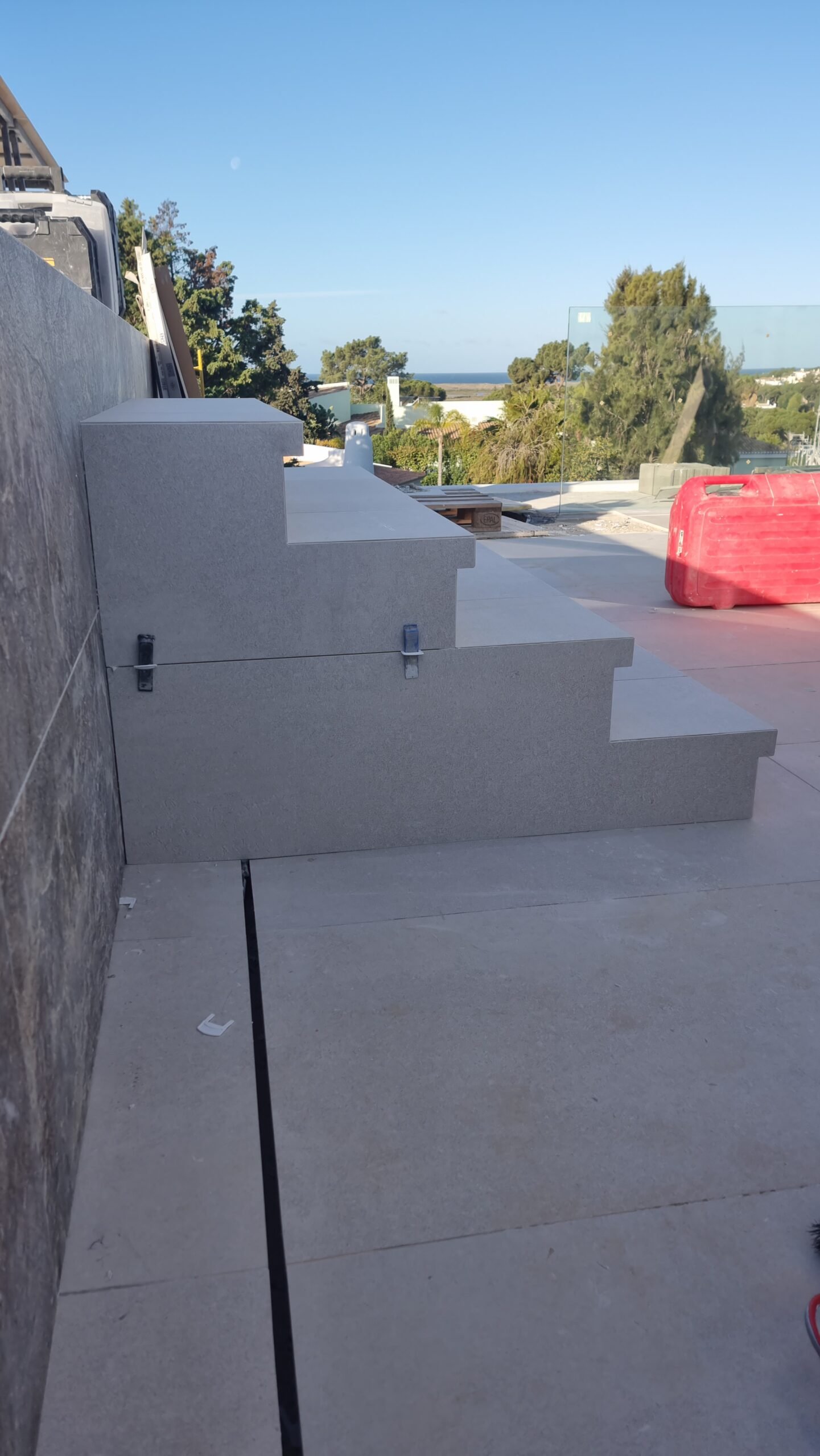 Escadas exteriores revestidas a cerâmica