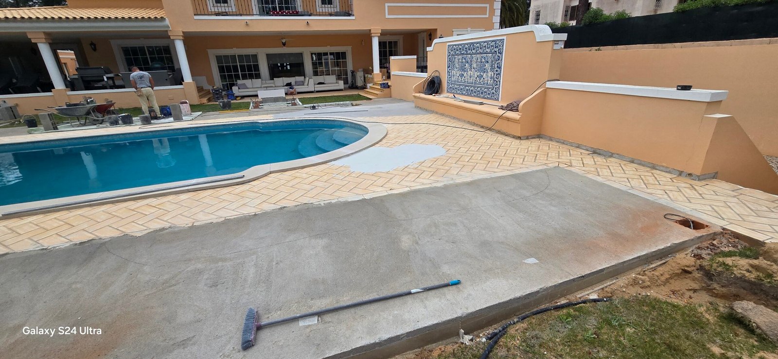 Preparação de base na zona envolvente de piscina