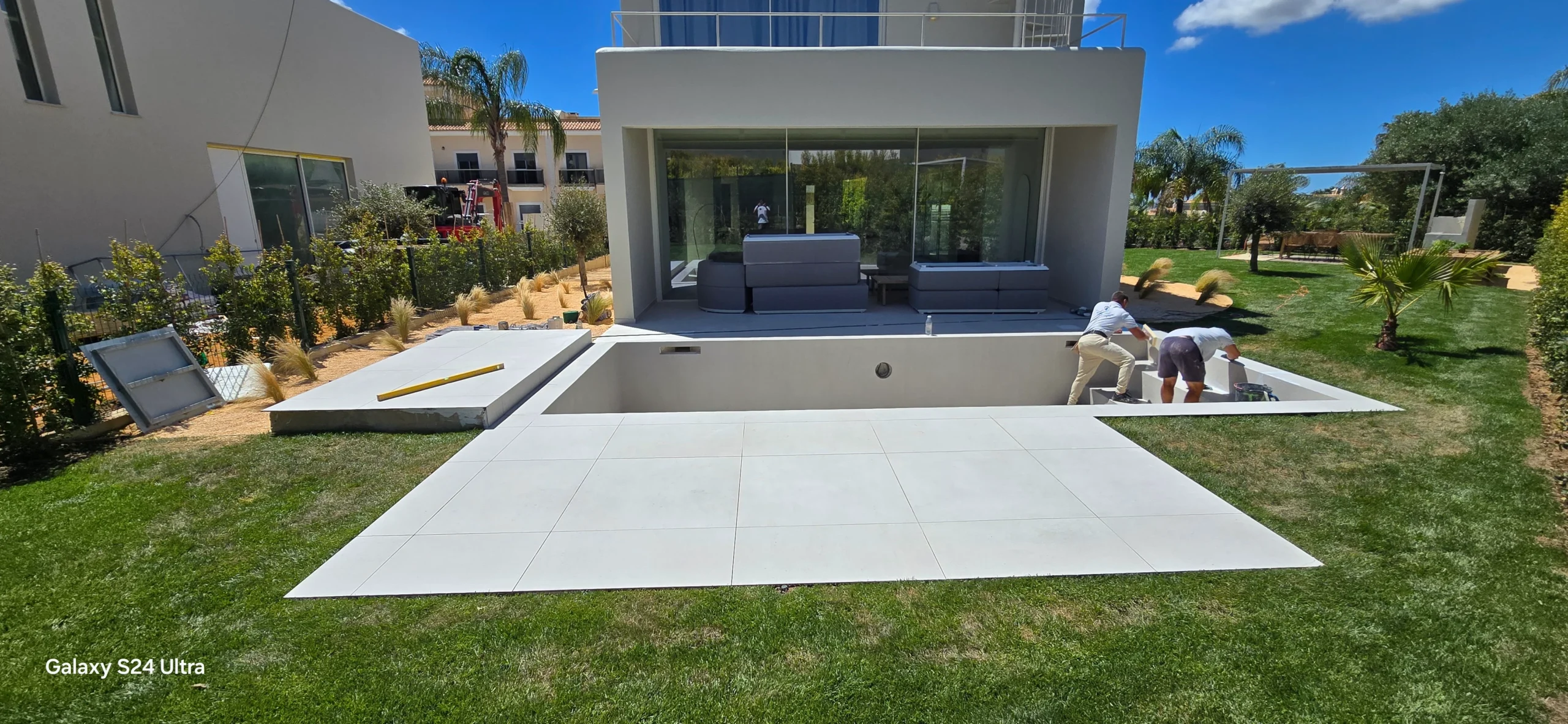 Pavimento cerâmico exterior em execução