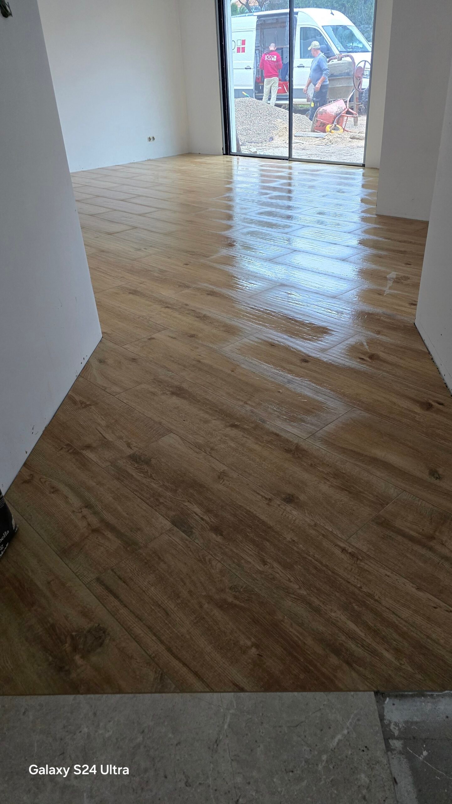 Pavimento cerâmico interior com efeito de madeira