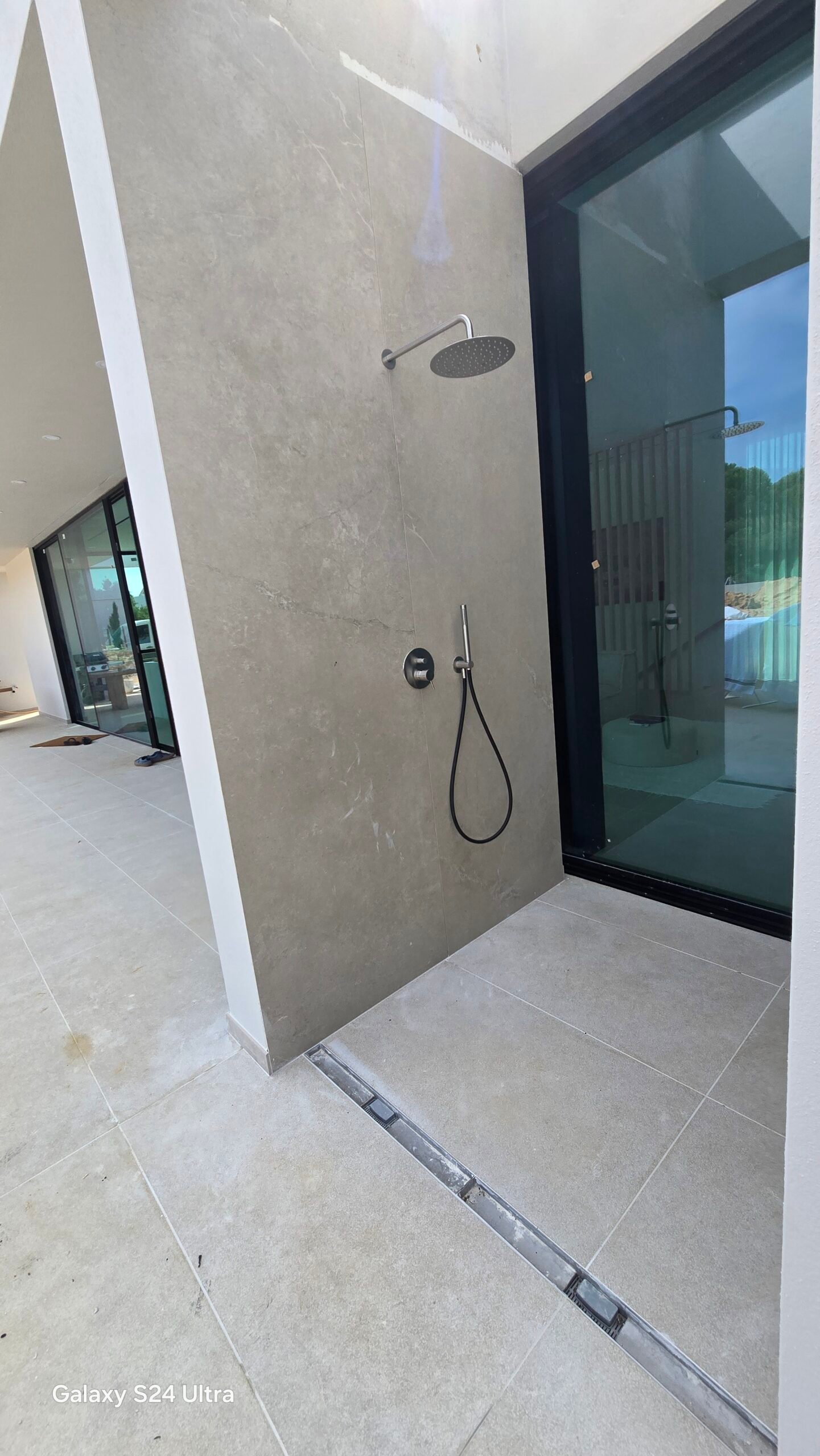 Duche exterior com revestimento cerâmico