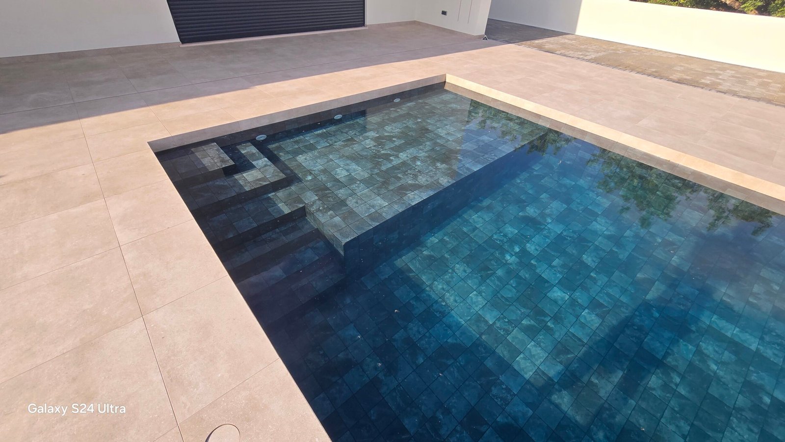 Piscina com pavimento cerâmico exterior