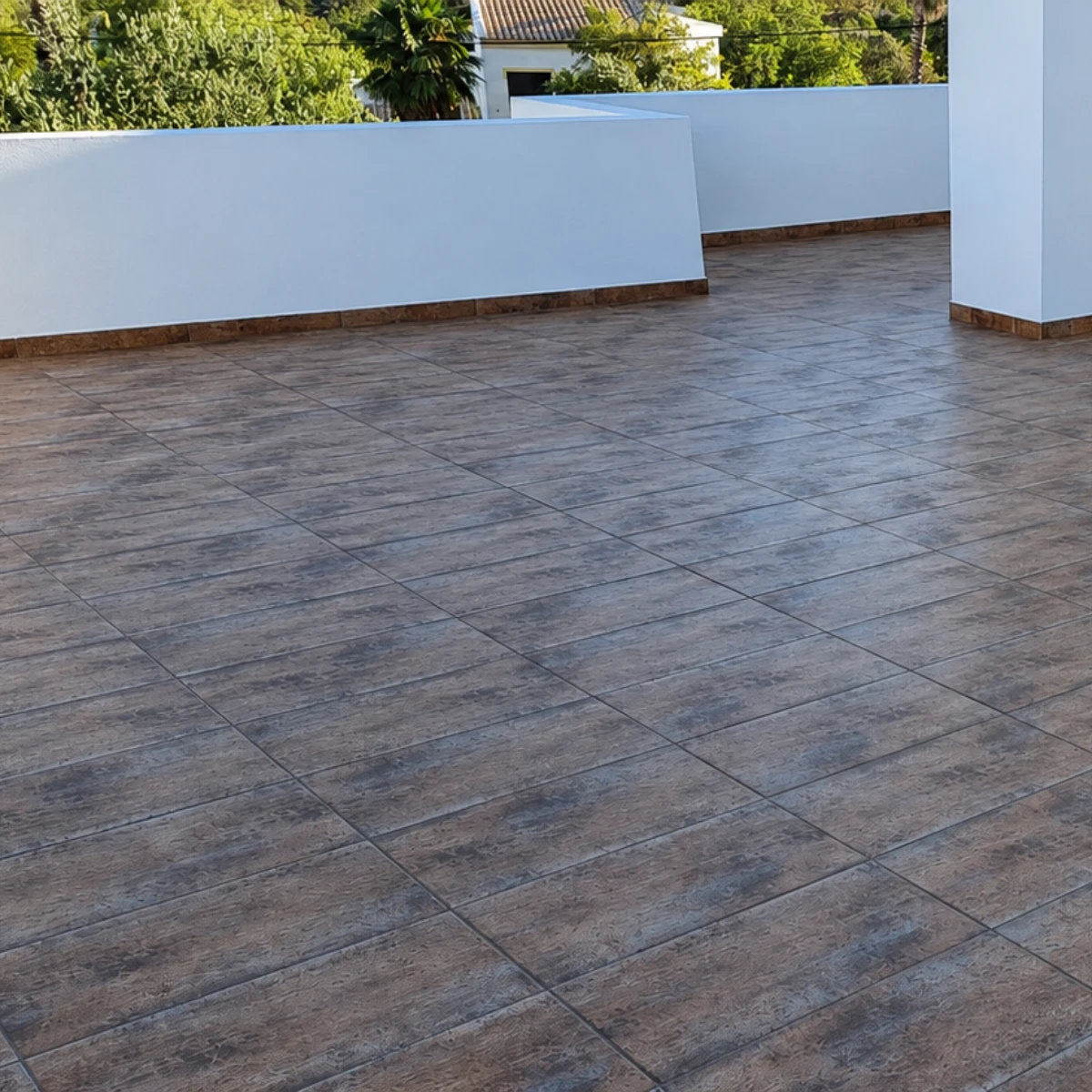 Pavimento e revestimento cerâmico num espaço exterior