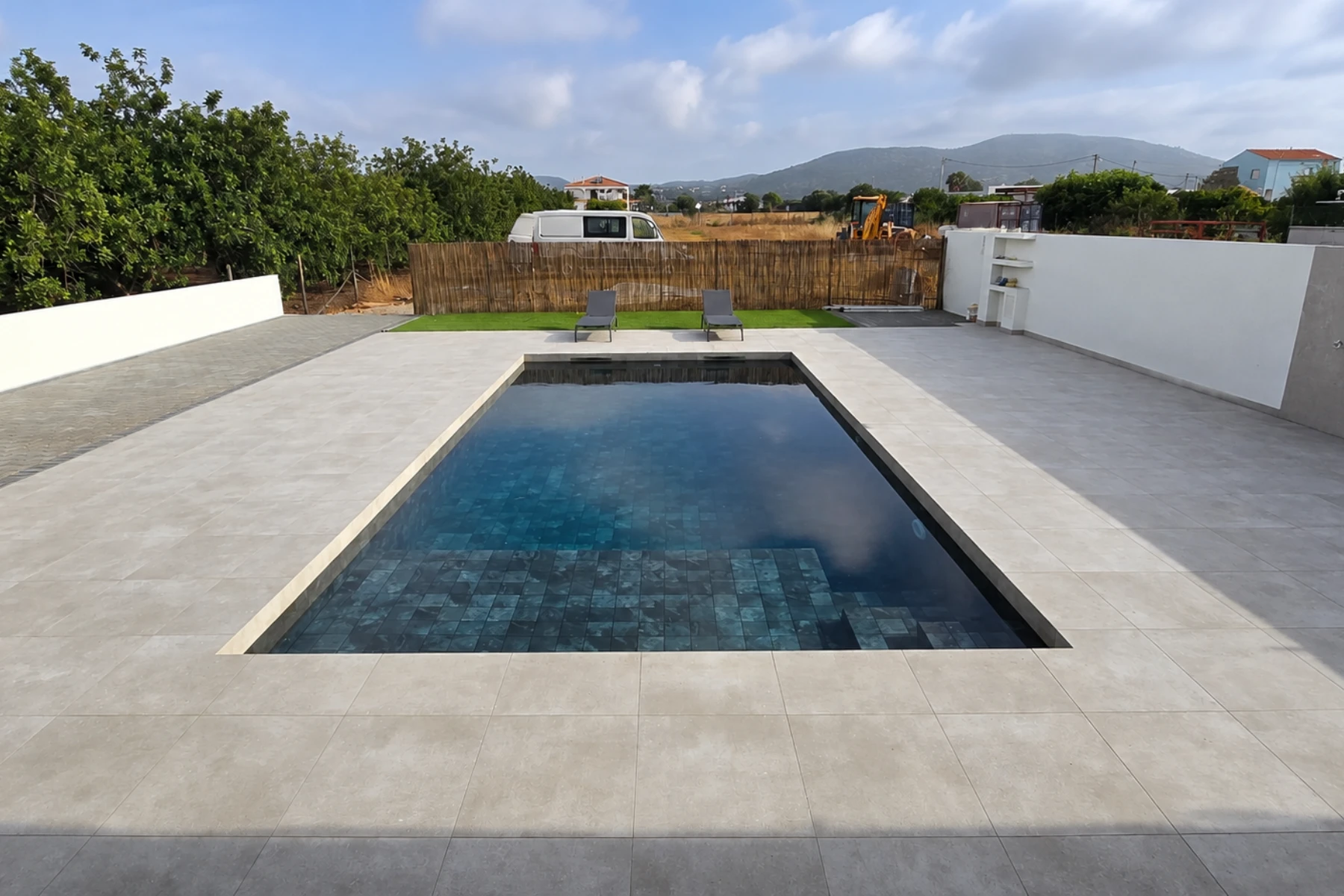 Piscina com revestimento e pavimento exterior executados pela Progrestiles